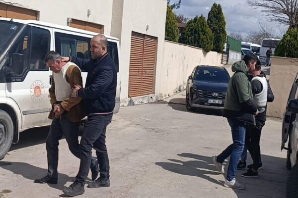 Tekirdağ’da bir kişinin öldüğü bıçaklı kavgayla ilgili baba ve oğlu tutuklandı haberi