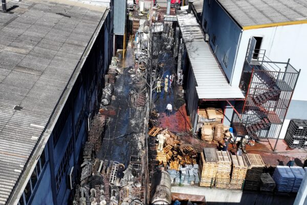 Tuzla’da kimyasal madde üretimi yapılan fabrikanın dış bölümünde çıkan yangın söndürüldü haberi