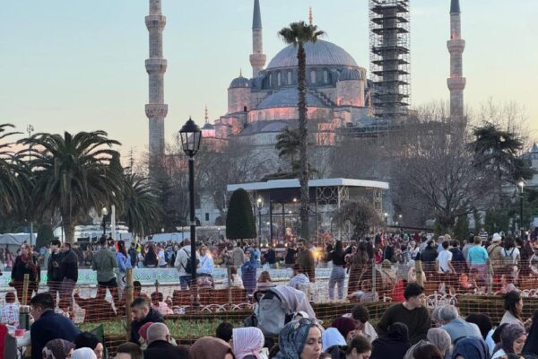Güzel havayı fırsat bilen İstanbullular yeşil alanlarda iftar yaptı haberi