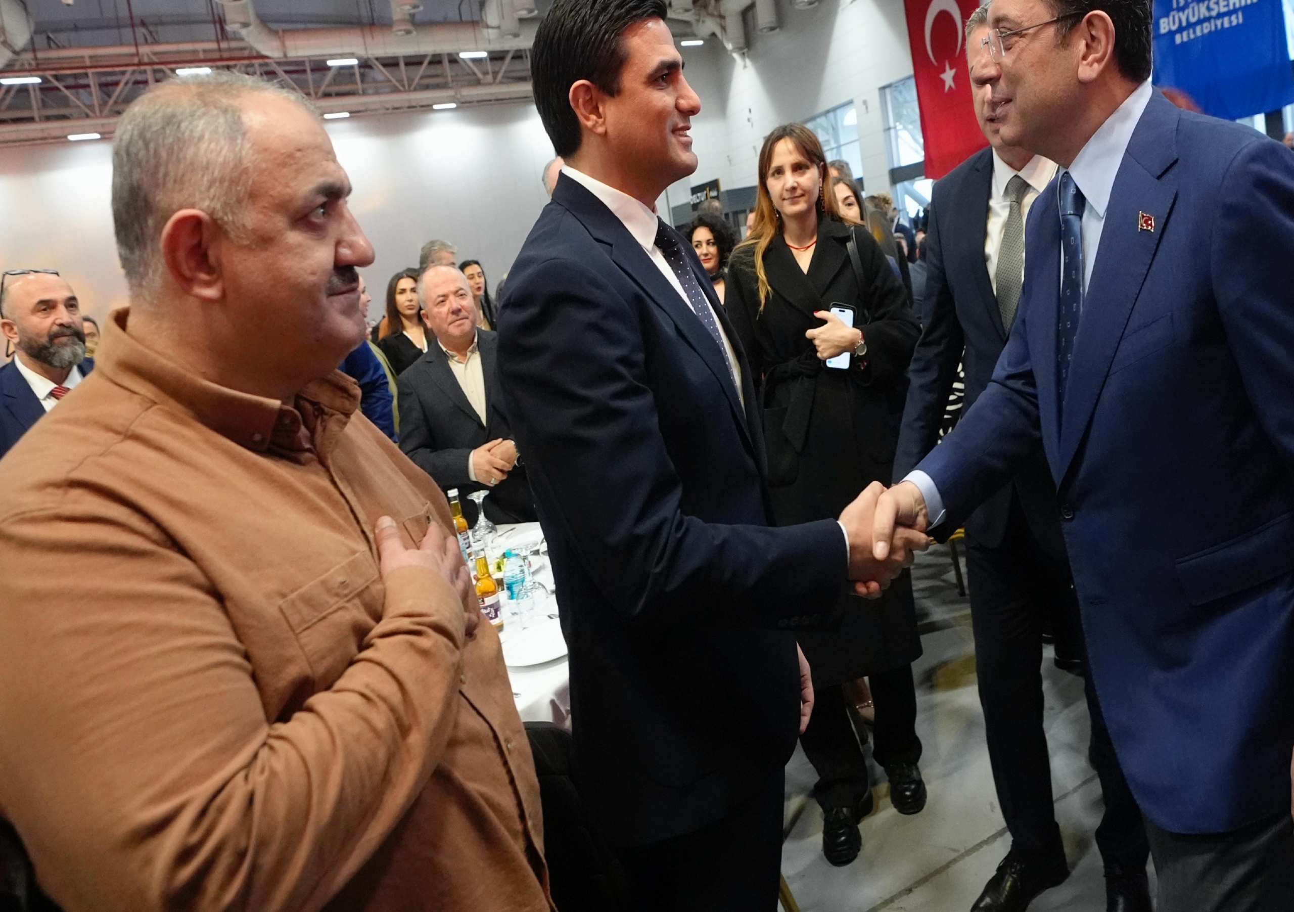 ibbnin-duzenledigi-iftarda-muhtarlar-bir-araya-geldi-haberi-b5YyItTh.jpg