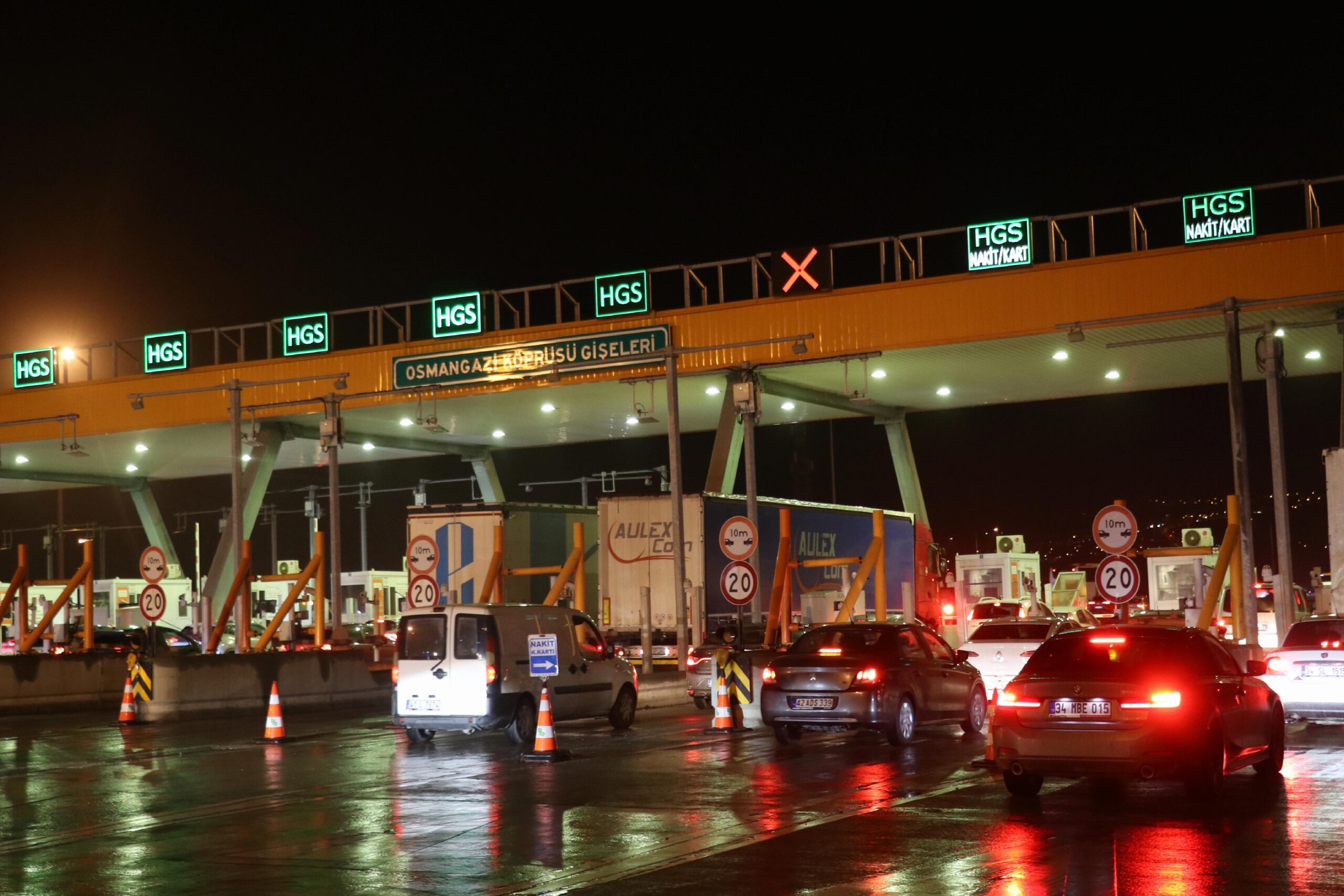 istanbul-izmir-otoyolu-ile-osmangazi-koprusunde-bayram-yogunlugu-basladi-haberi-9tpK9p7J.jpg