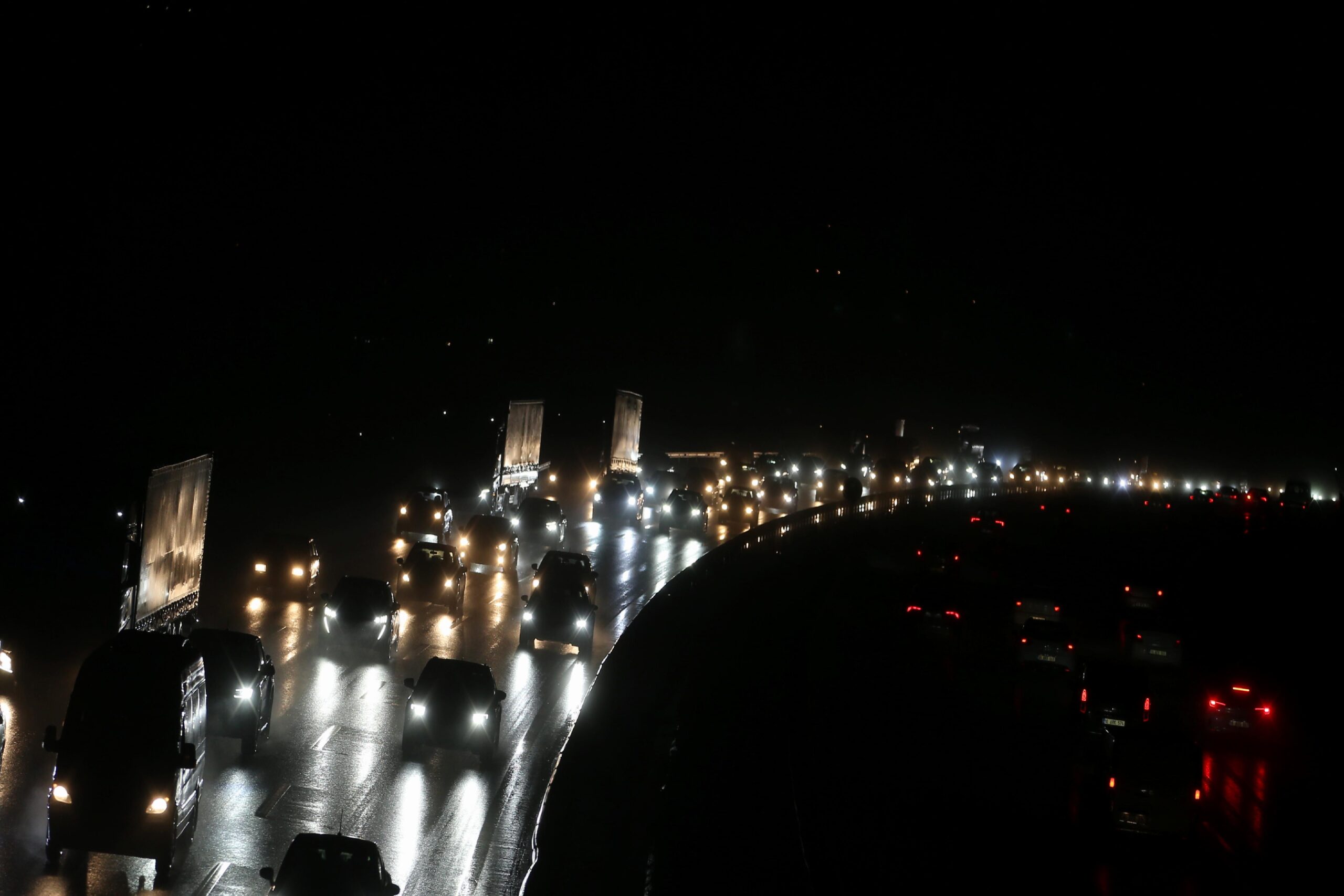 istanbul-izmir-otoyolunda-bayram-tatili-dolayisiyla-yogunluk-basladi-haberi-5QcHl5AE.jpg