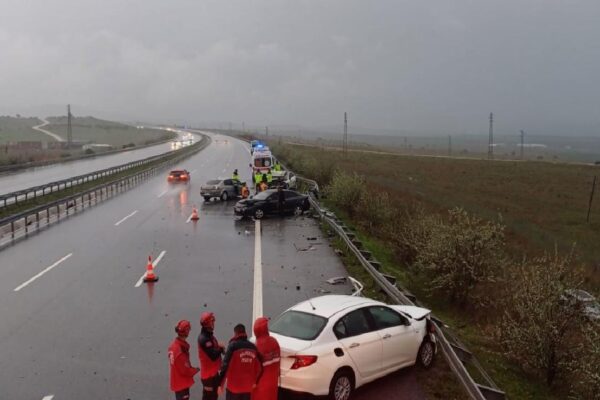 İstanbul-İzmir Otoyolu’nda zincirleme kazada 2 kişi öldü, 4 kişi yaralandı haberi