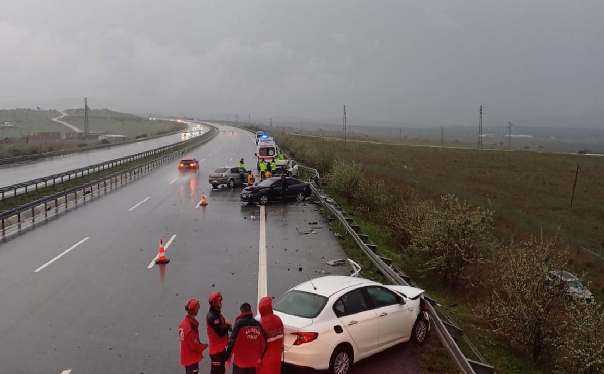 istanbul-izmir-otoyolunda-zincirleme-kazada-2-kisi-oldu-4-kisi-yaralandi-haberi-ChcOdJqq.jpg