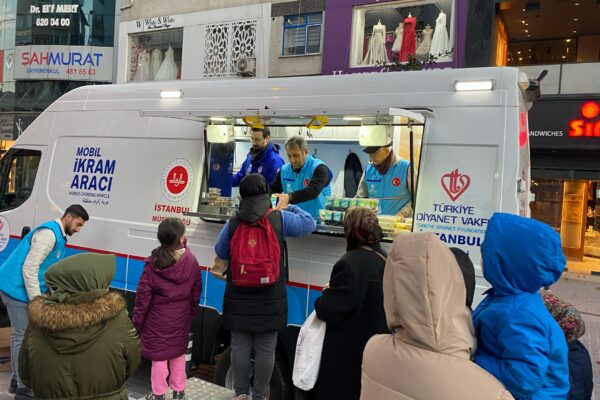 İstanbul Müftülüğü mobil araçla vatandaşlara iftarlık ikram ediyor haberi