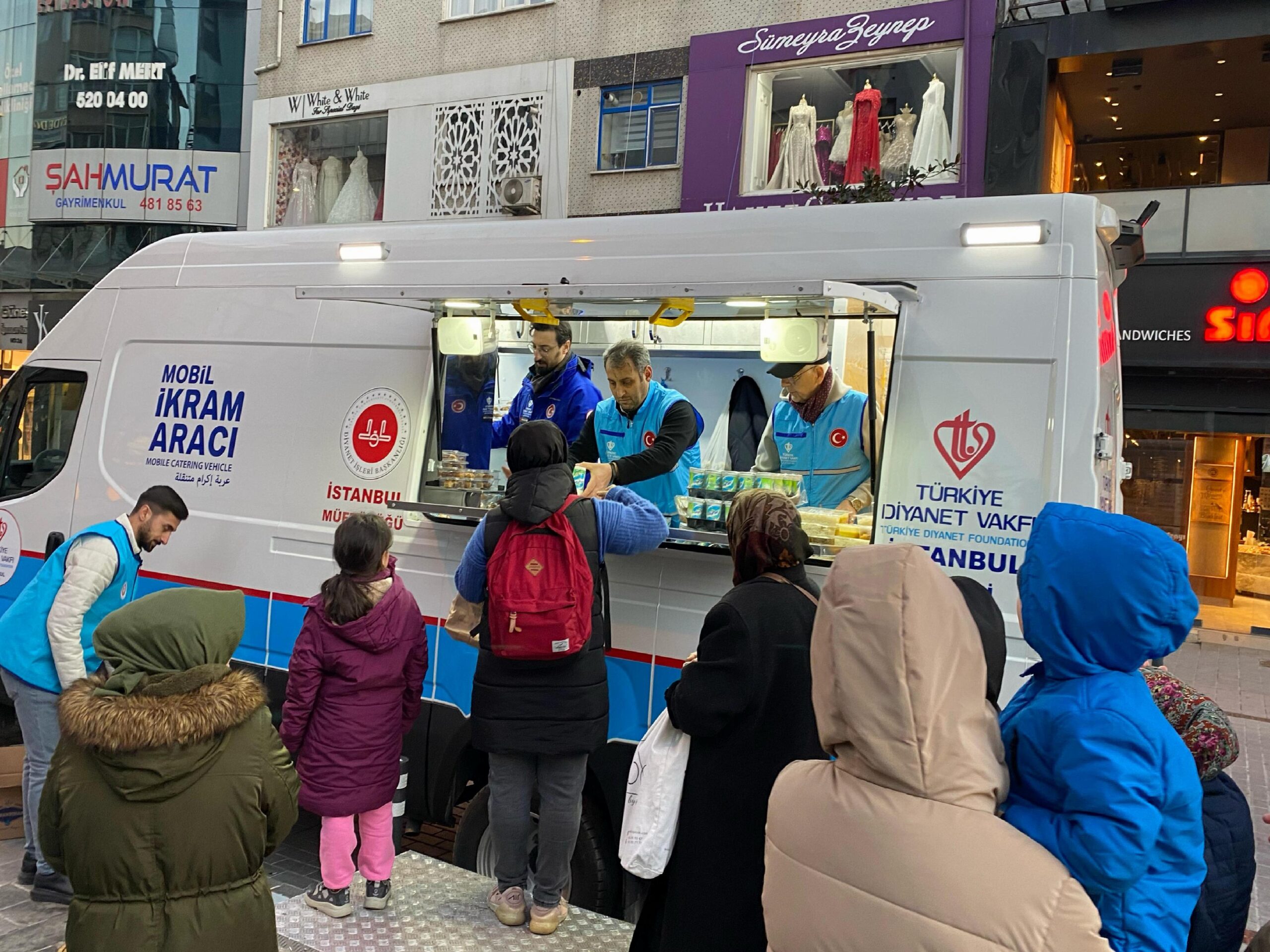 istanbul-muftulugu-mobil-aracla-vatandaslara-iftarlik-ikram-ediyor-haberi-jUASqh2m.jpg