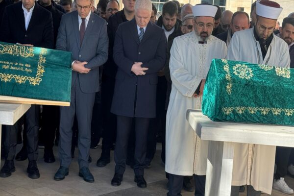 İstanbul Valisi Gül, eşi tarafından öldürülen kadın ve çocuklarının cenazesine katıldı haberi