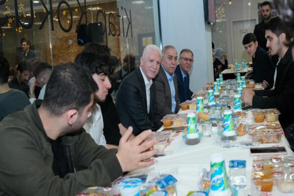İstanbul Valisi Gül, Fatih’te gençlerle oruç açtı haberi