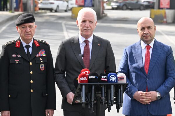İstanbul Valisi Gül’den bayram öncesi otogardaki polis noktasına ziyaret: haberi