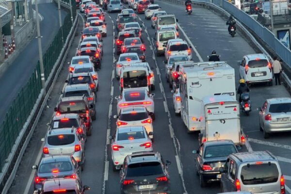 İstanbul’da akşam saatlerinde trafik yoğunluğu haberi