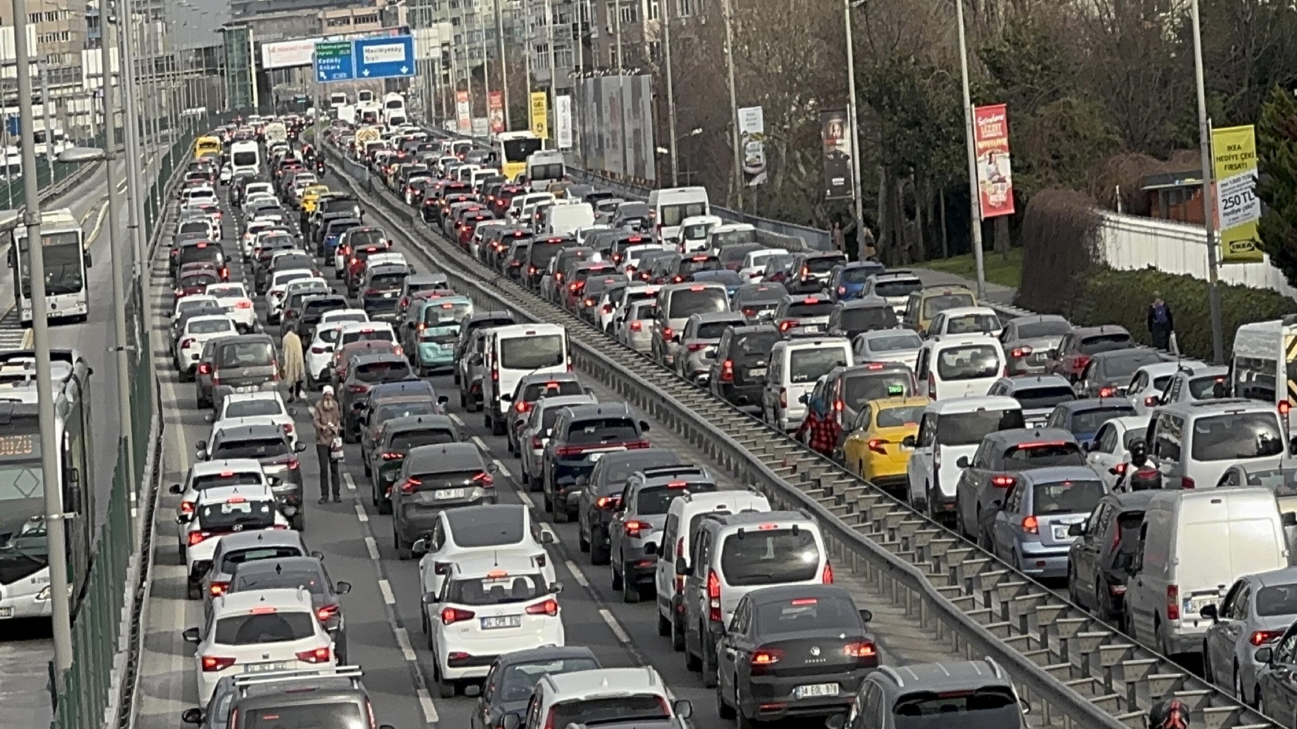 istanbulda-aksam-saatlerinde-trafik-yogunlugu-yasaniyor-haberi-GxixXtUr.jpg