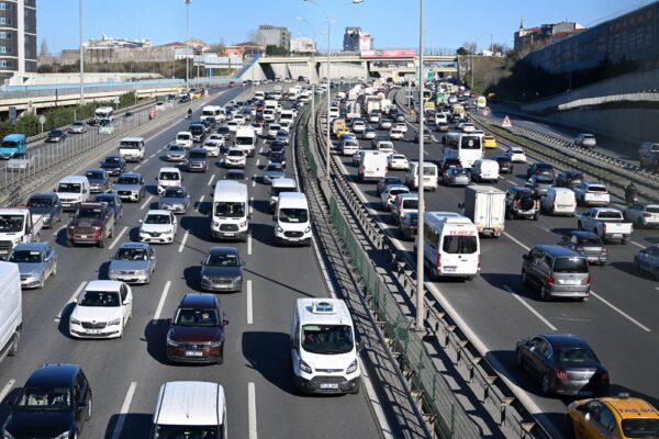 İstanbul’da akşam saatlerinde trafik yoğunluğu yaşanıyor