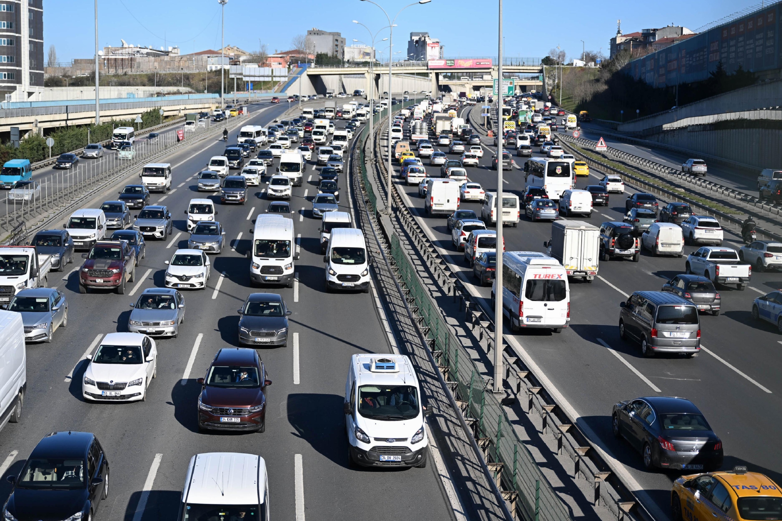 istanbulda-aksam-saatlerinde-trafik-yogunlugu-yasaniyor-haberi-zGz4gUGA.jpg