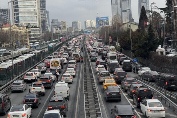 İstanbul’da akşam saatlerinde trafik yoğunluğu yüzde 80’e çıktı haberi