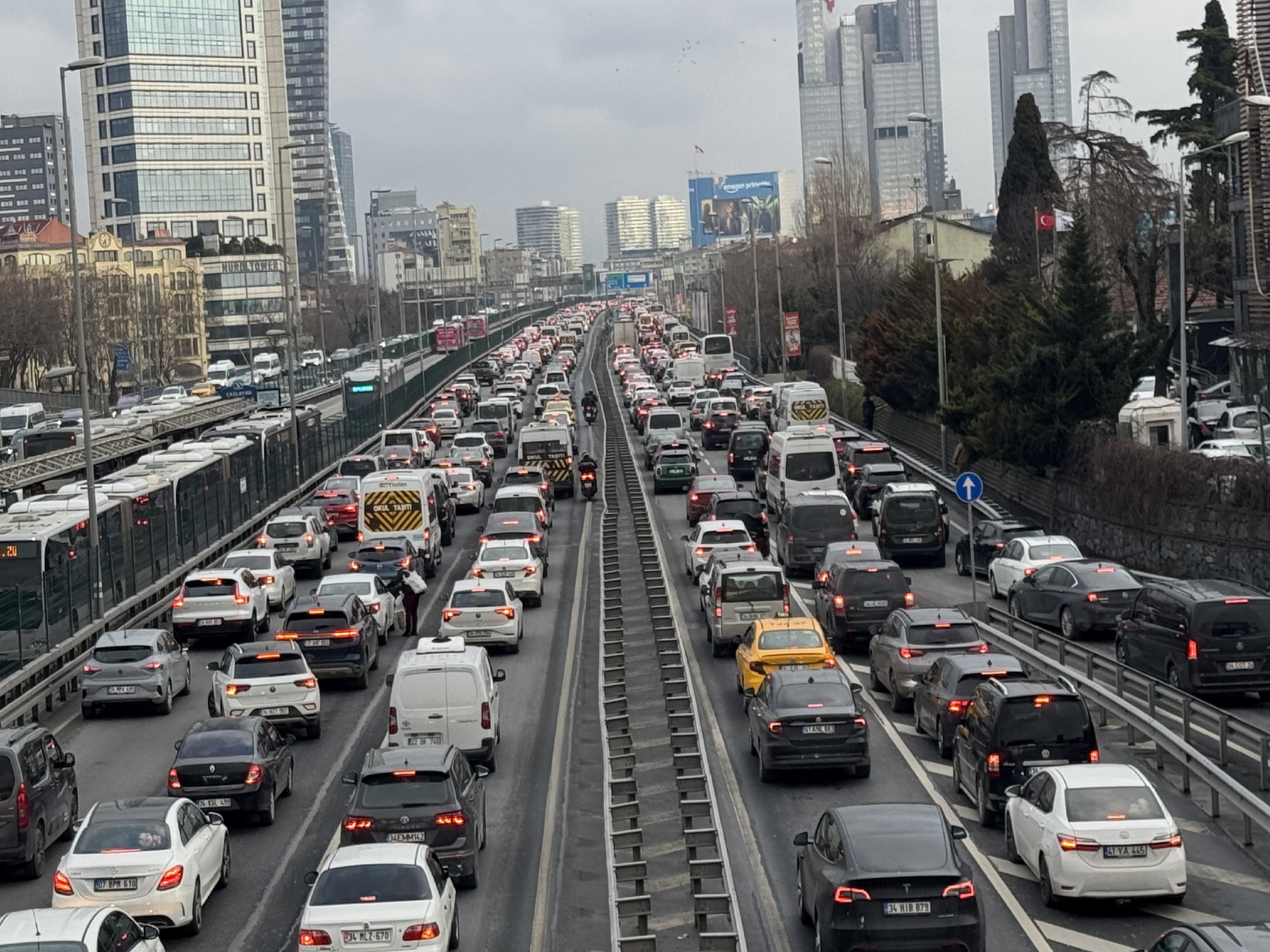 istanbulda-aksam-saatlerinde-trafik-yogunlugu-yuzde-80e-cikti-haberi-jSKAjhzM.jpg
