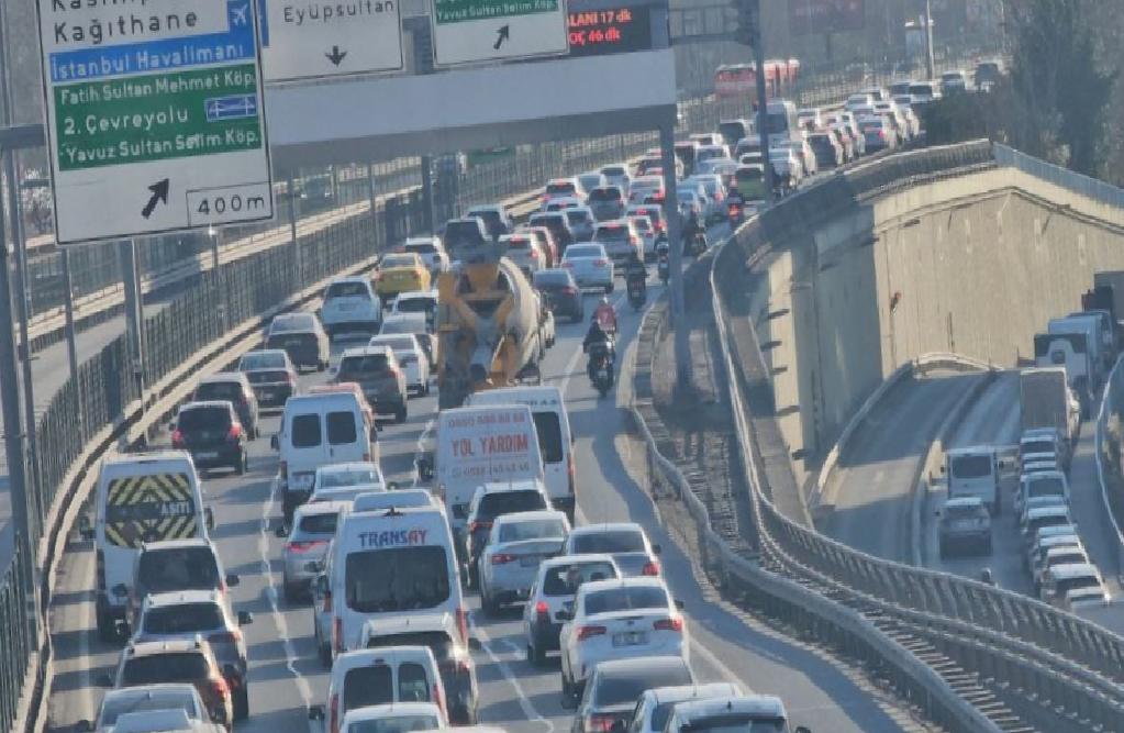 istanbulda-aksam-saatlerinde-trafik-yogunlugu-yuzde-80e-ulasti-haberi-X2mOvZD6.jpg