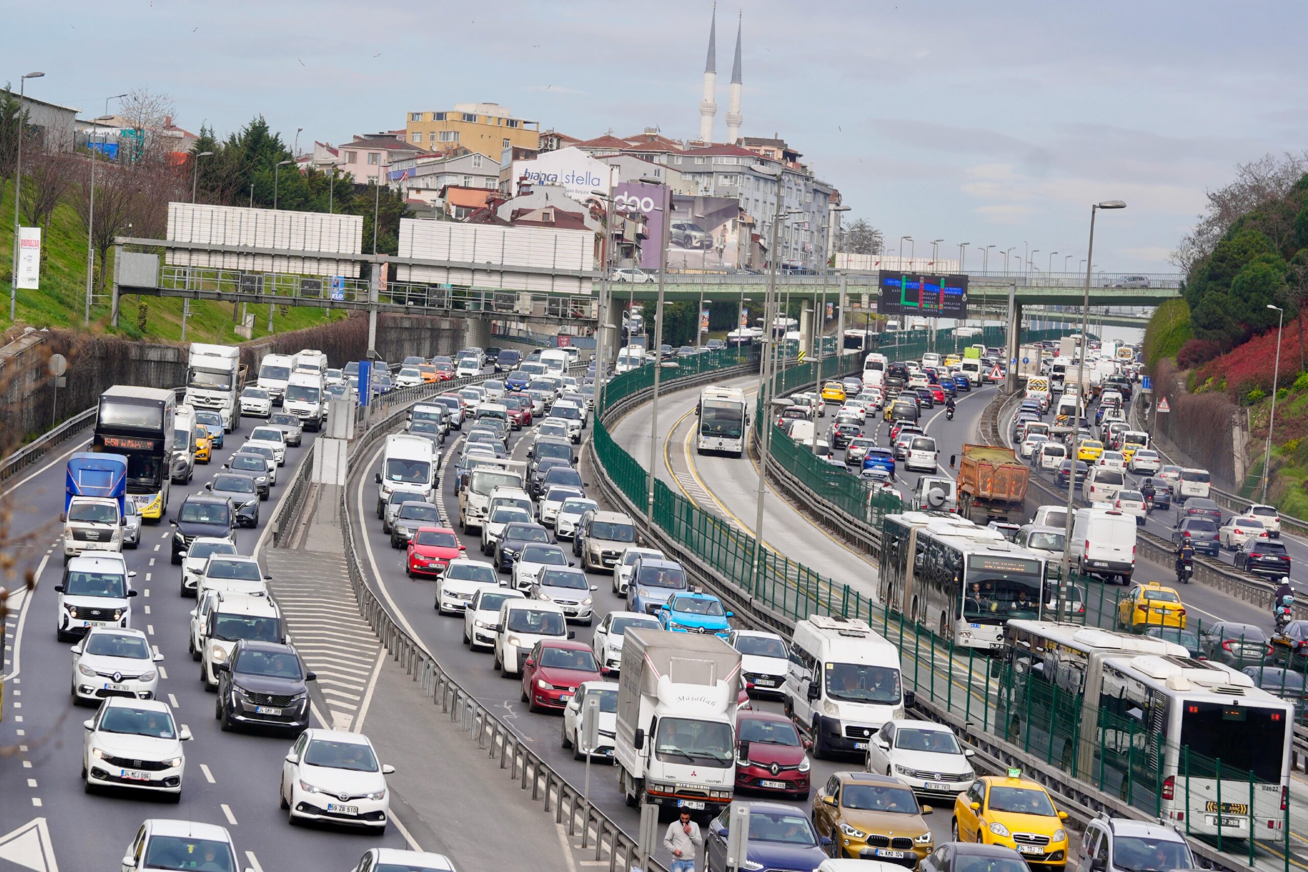istanbulda-aksam-saatlerinde-trafik-yogunlugu-yuzde-80i-asti-haberi-f6bRzx6q.jpg