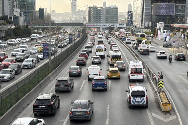 İstanbul’da hafta sonu akşam saatlerinde trafik yoğunluğu yaşandı haberi
