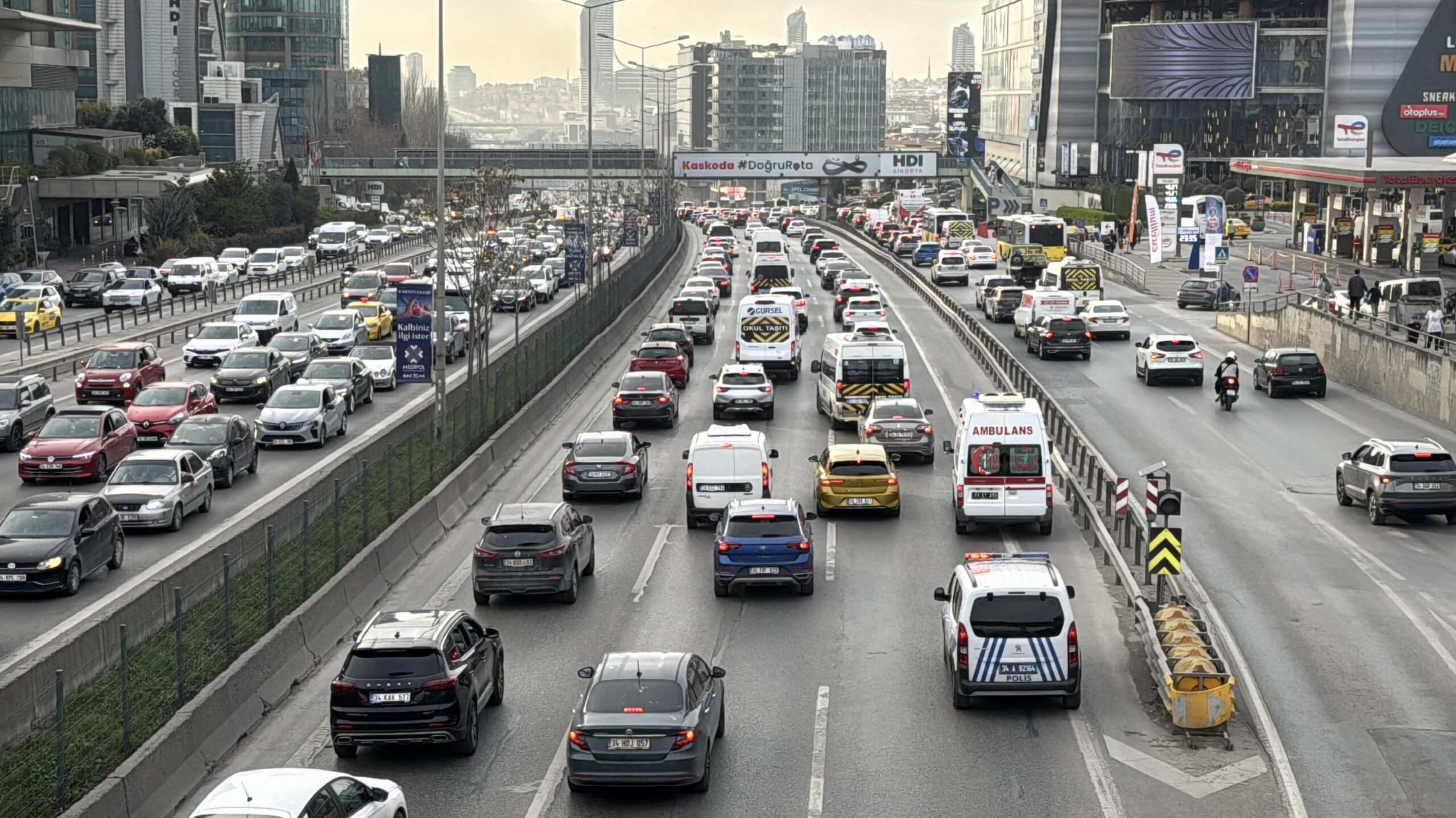 istanbulda-hafta-sonu-aksam-saatlerinde-trafik-yogunlugu-yasandi-haberi-szW9xViB.jpg
