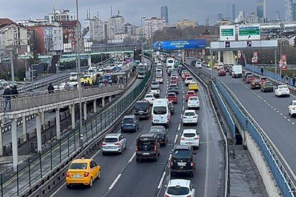 İstanbul’da haftanın ilk iş gününde trafik yoğunluğu haberi