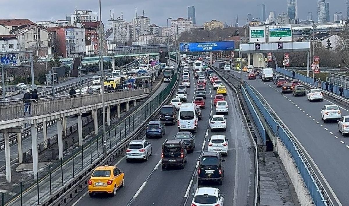 istanbulda-haftanin-ilk-is-gununde-trafik-yogunlugu-haberi-17l9M7nY.jpg