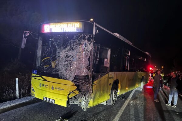 İstanbul’da İETT otobüsüyle çarpışan aracın sürücüsü hayatını kaybetti haberi