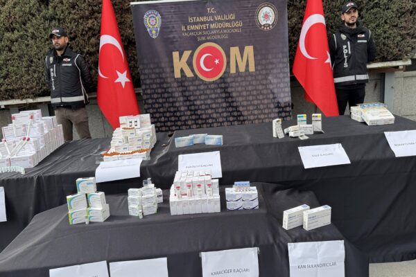 İstanbul’da kaçakçılık operasyonunda 6 bin 123 ilaç ve 194 tıbbi cihaz ele geçirildi haberi