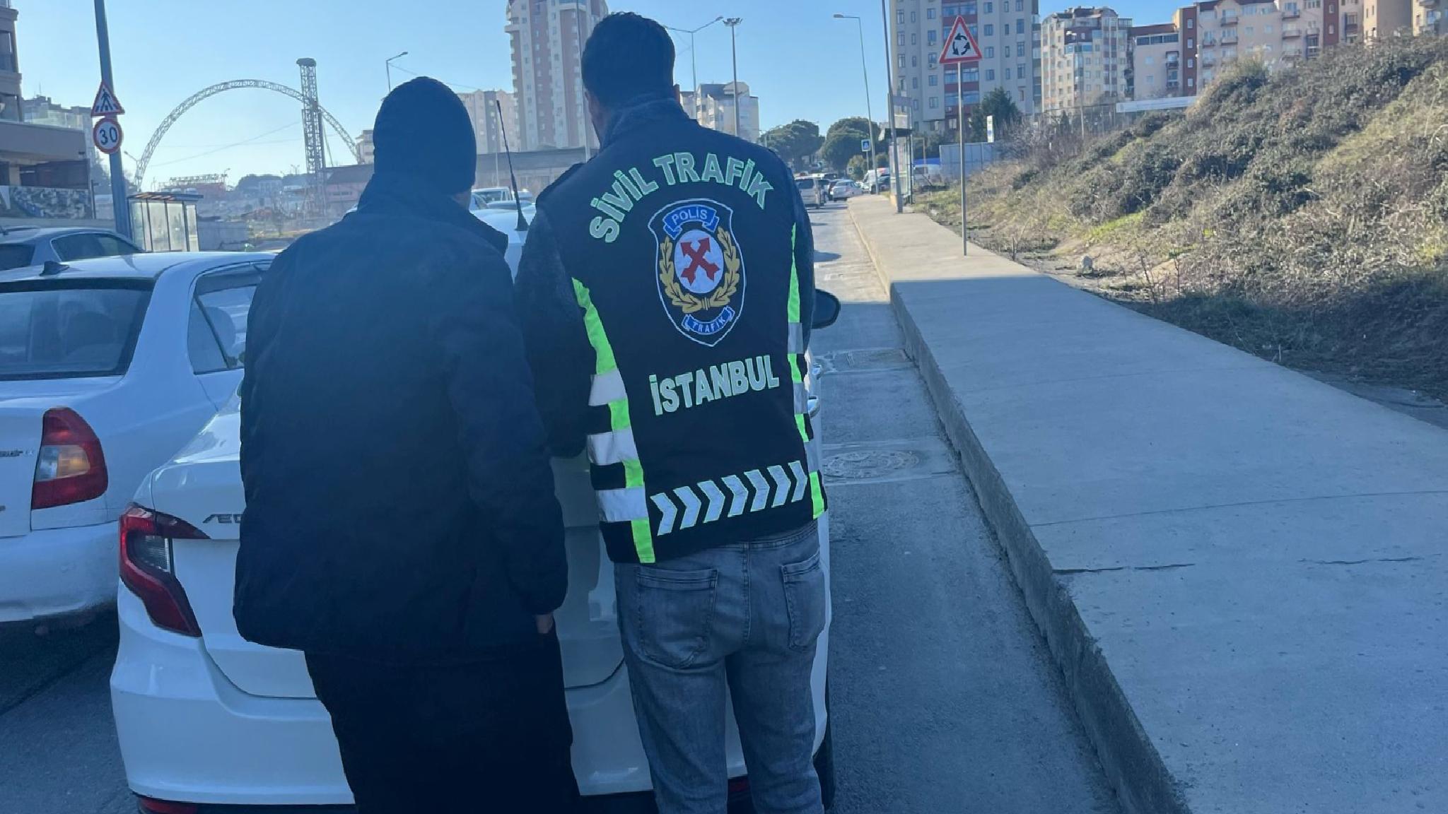 istanbulda-kaldirimda-arac-suren-kisiye-para-cezasi-verildi-haberi-Glnb9sam.jpg