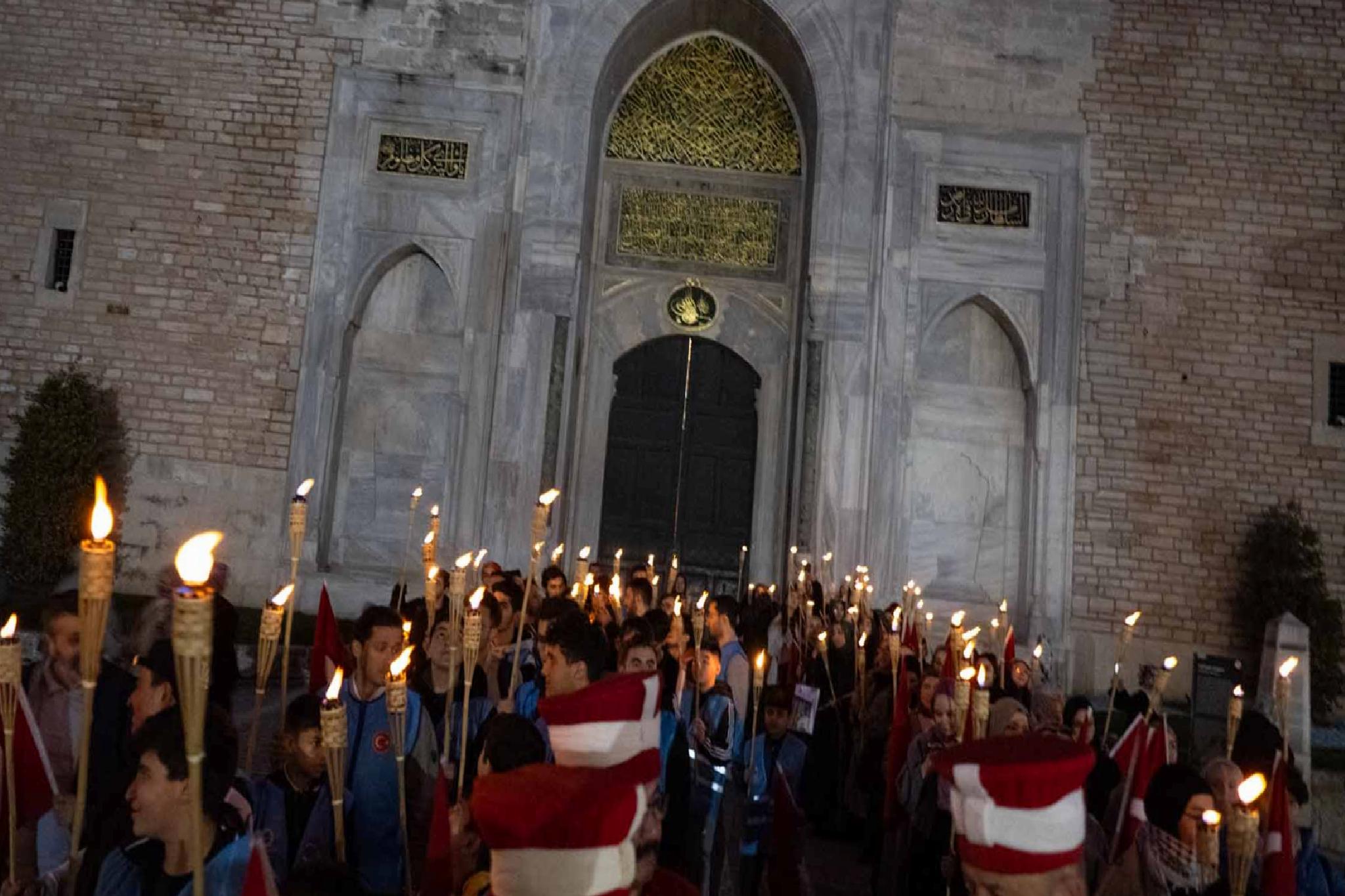 istanbulda-mehteran-takimi-esliginde-kadir-alayi-toreni-yapildi-haberi-mPAOsHyA.jpg