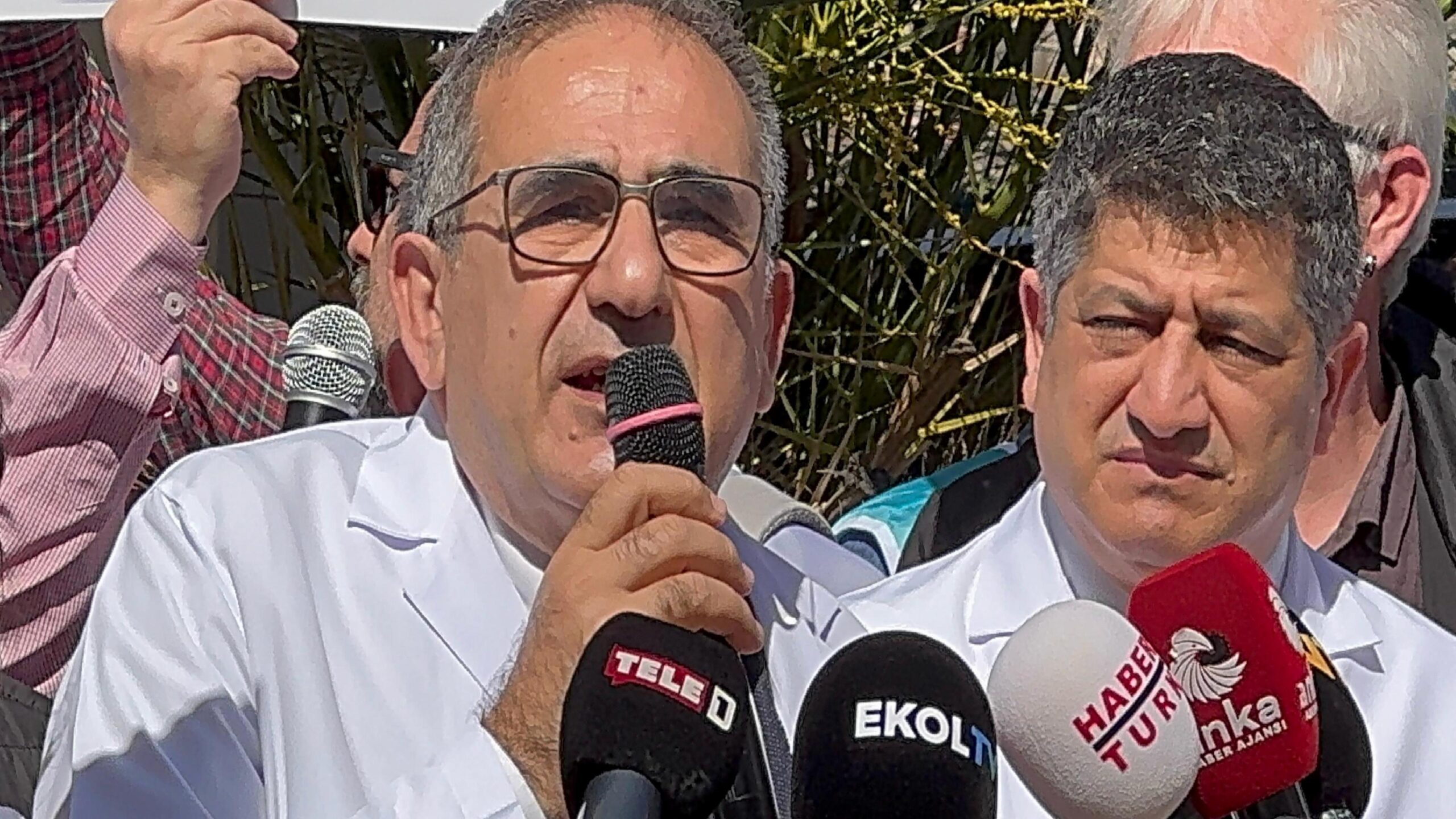 istanbulda-saglik-calisanlari-eylem-yapti-haberi-NWWLUwwN.jpg