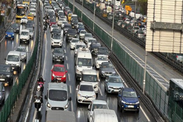 İstanbul’da trafik yoğunluğu bayram tatilinin de etkisiyle yüzde 85’e çıktı haberi