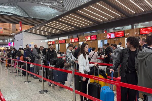 İstanbul’daki havalimanlarında bayram tatili yoğunluğu başladı haberi