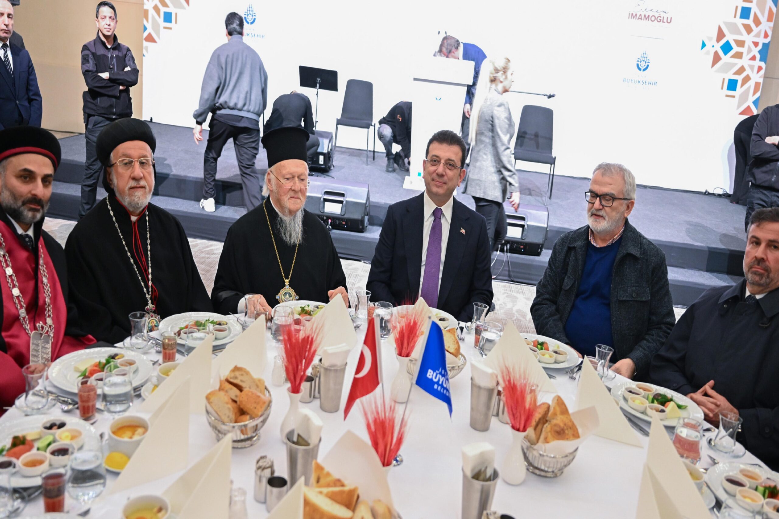 istanbuldaki-inanc-gruplari-temsilcileri-iftarda-bir-araya-geldi-haberi-BGgbZynX.jpg