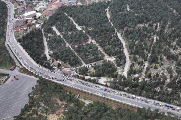 İstanbul’daki mezarlıklarda bayram yoğunluğu yaşanıyor haberi