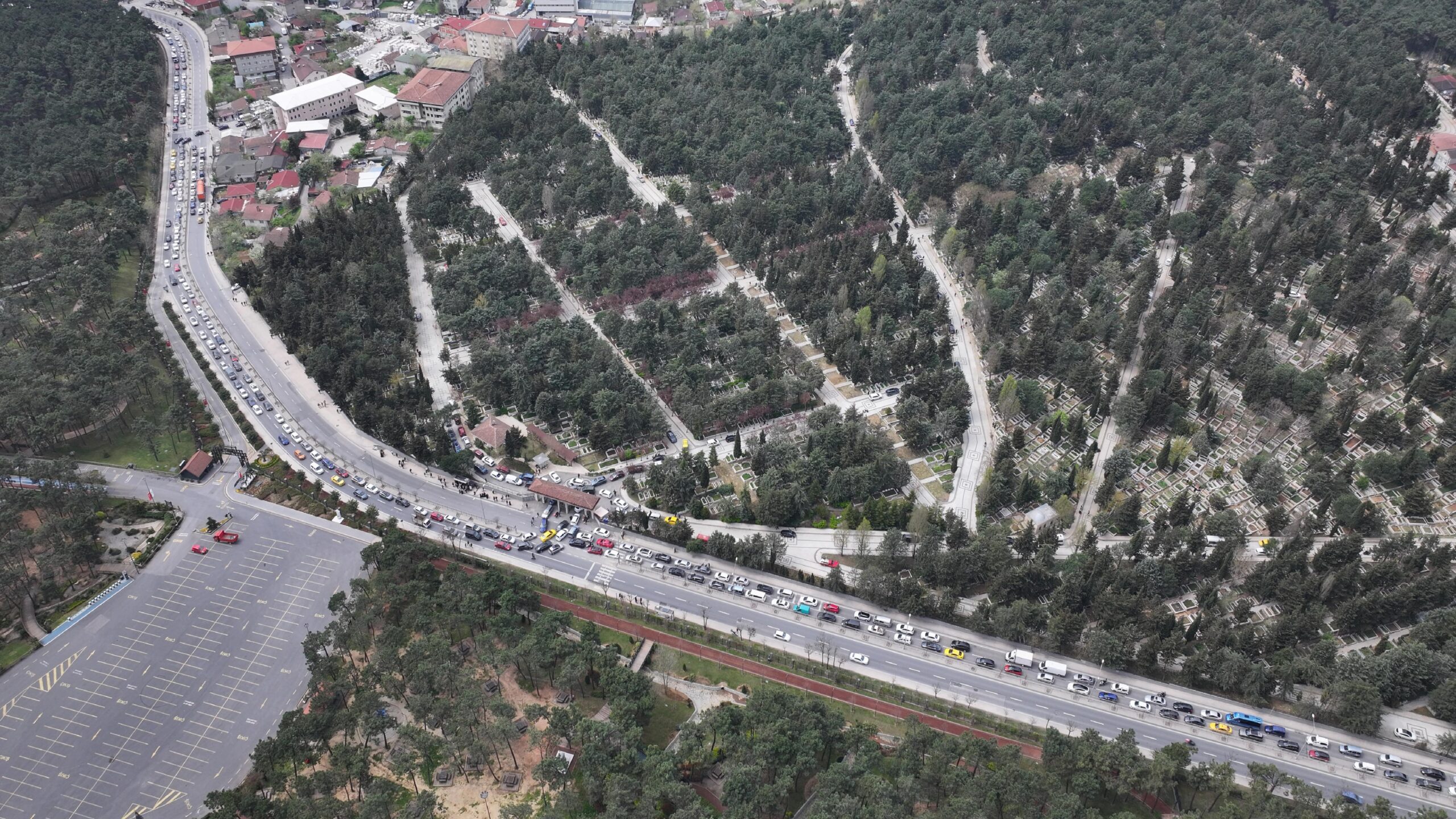 istanbuldaki-mezarliklarda-bayram-yogunlugu-yasaniyor-haberi-jdgxNddD.jpg