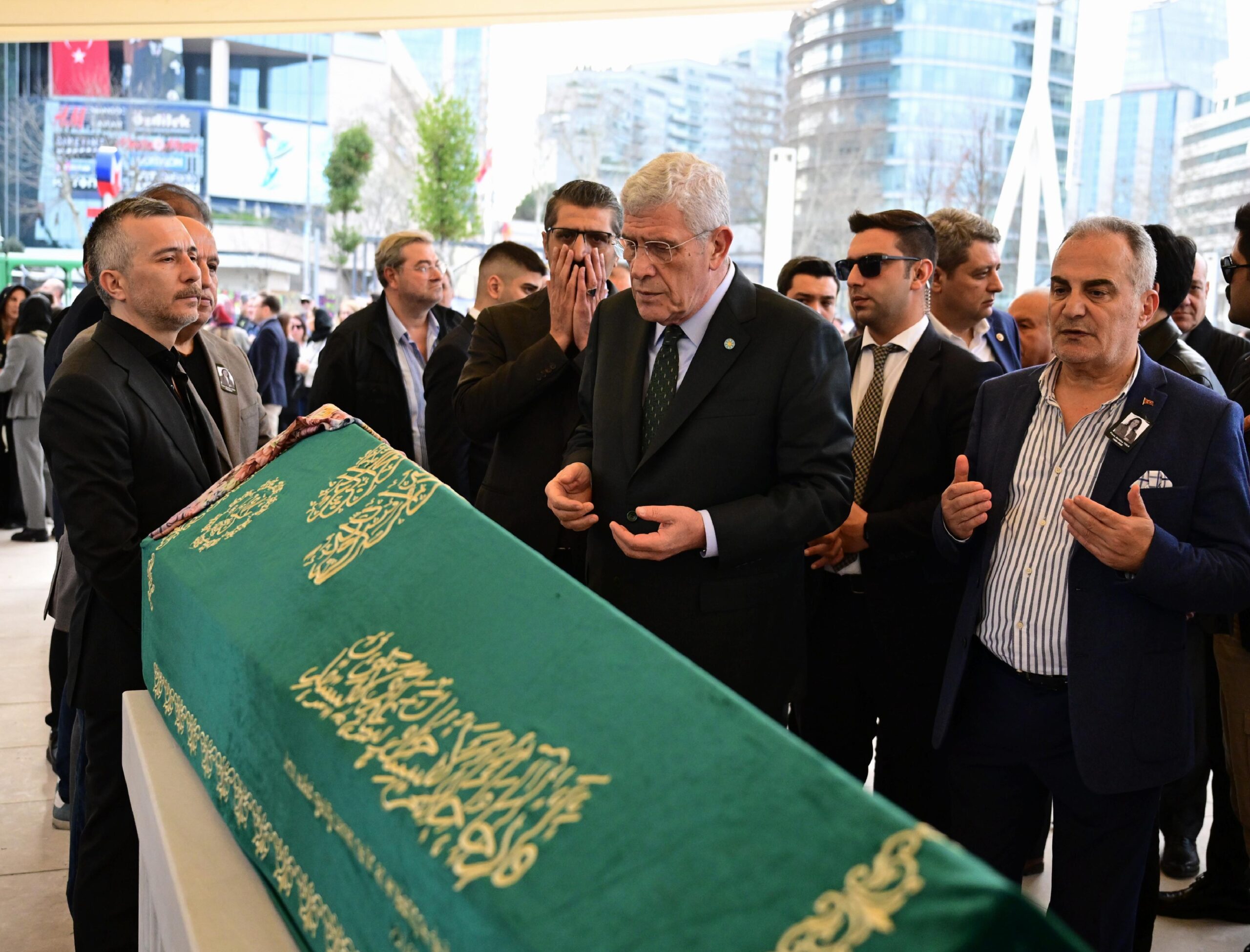 iyi-parti-genel-baskani-dervisoglu-milletvekili-adayi-tocanin-cenazesine-katildi-haberi-meyOa54T.jpg