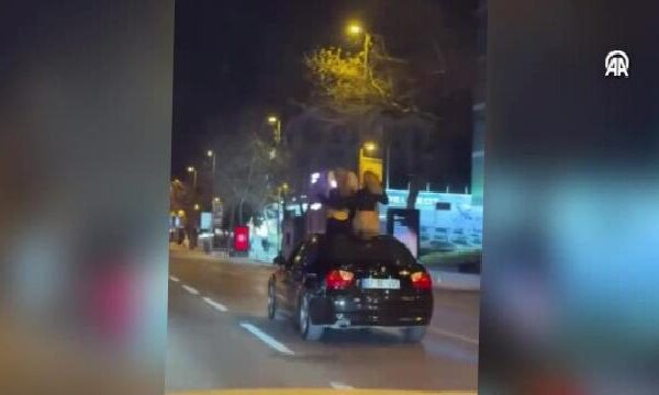 Kadıköy’de trafiği tehlikeye düşüren araç sürücüsü ve açılır tavanda oturan yolcuya ceza haberi