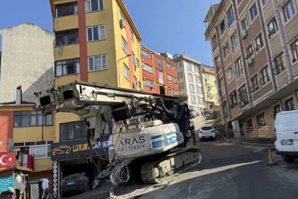 Kağıthane’de kontrolden çıkan iş makinesinin park halindeki araçlara çarpması kamerada haberi
