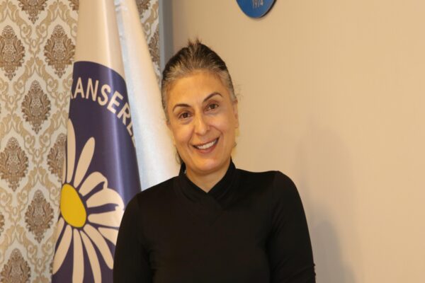 Kanseri iki kez yendikten sonra çalışmaya başladığı dernekte hastalara umut aşılıyor haberi