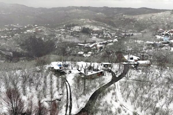 Karabük, Kocaeli ve Sakarya’nın yüksek kesimlerinde kar yağışı sürüyor haberi