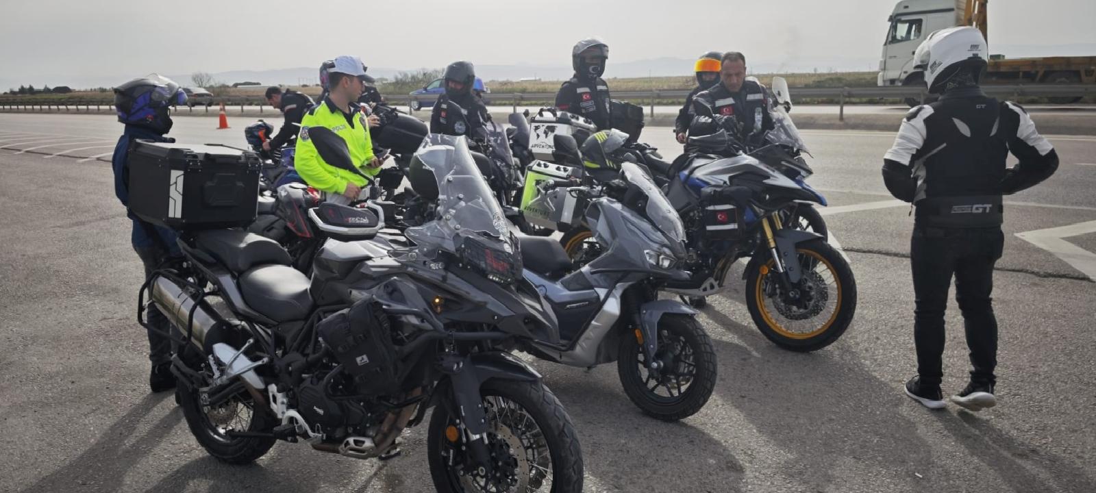 karacabeyde-motosiklet-suruculeri-denetlendi-haberi-dIJqFxd2.jpg