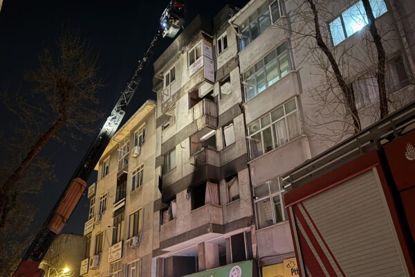 Kartal’da metruk bir binada çıkan yangın söndürüldü haberi