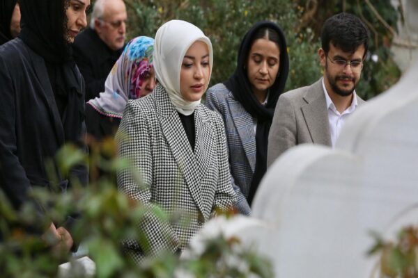 KEFEK Başkanı Çiğdem Erdoğan, Tenzile Erdoğan’ın kabrini ziyaret etti haberi