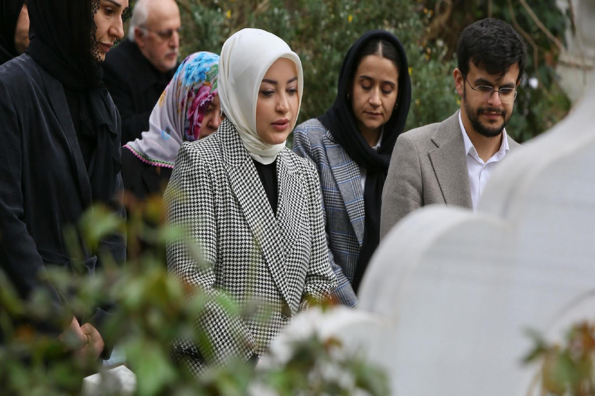 kefek-baskani-cigdem-erdogan-tenzile-erdoganin-kabrini-ziyaret-etti-haberi-Lb62smxM.jpg