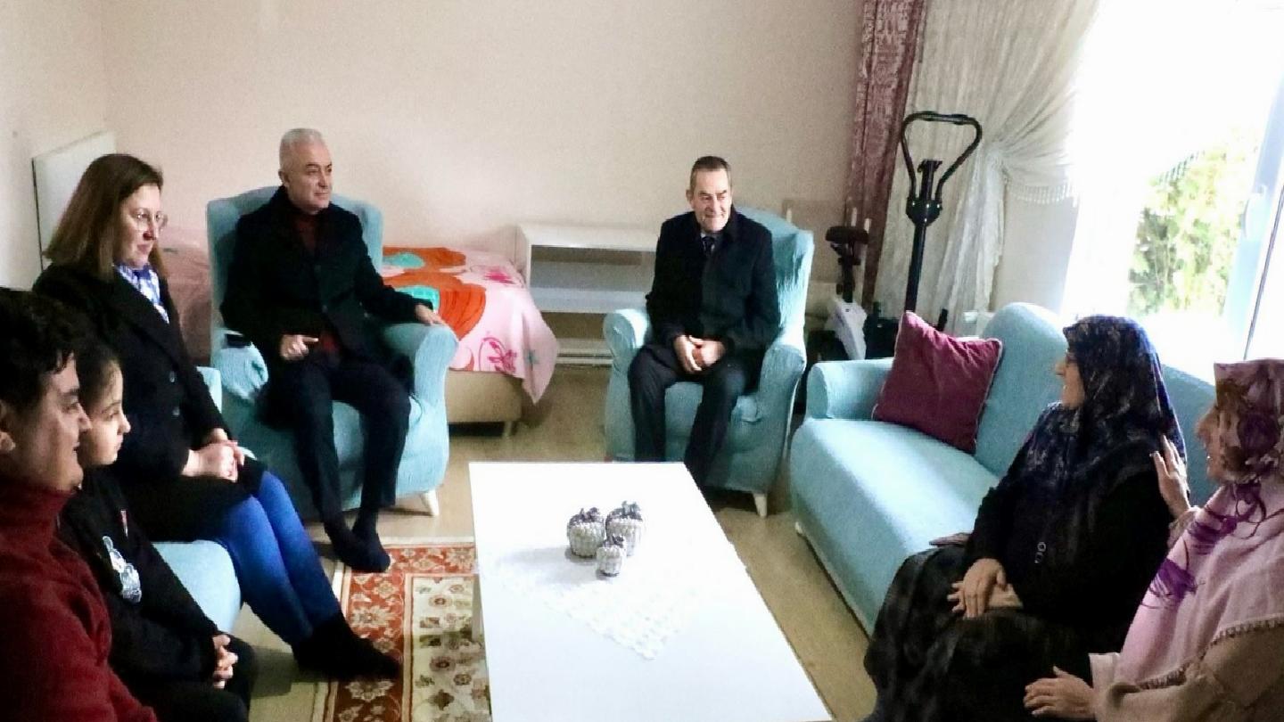kirklareli-valisi-turan-aile-yili-kapsaminda-ziyaretlerini-surduruyor-haberi-LMaPnAqa.jpg
