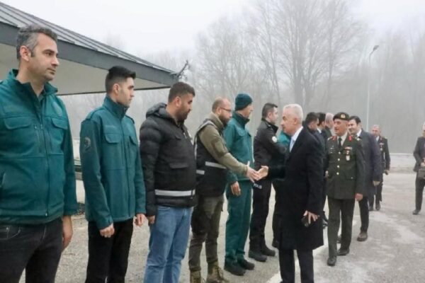 Kırklareli Valisi Turan, Bulgaristan sınırında nöbet tutan Mehmetçikle bayramlaştı haberi