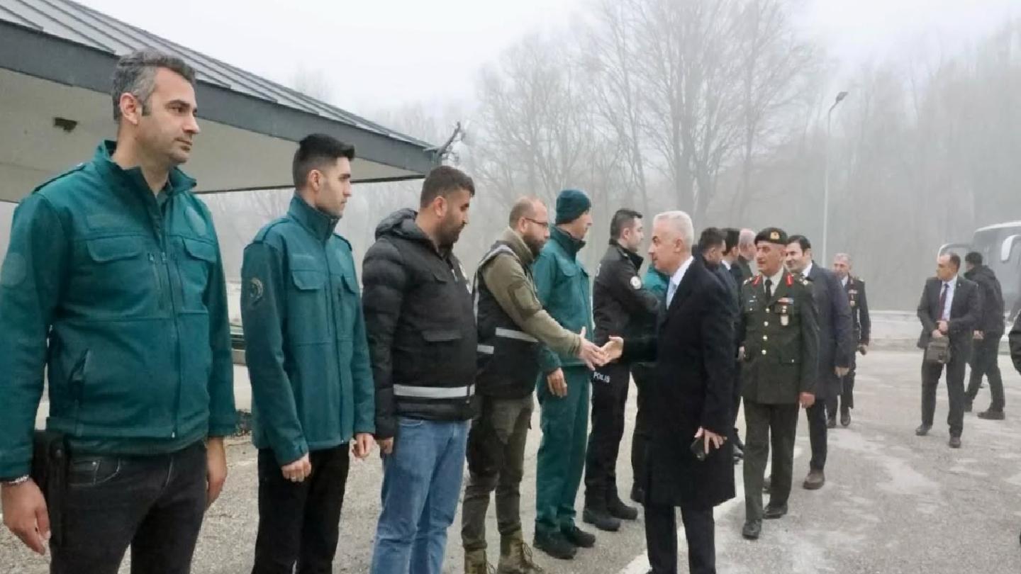 kirklareli-valisi-turan-bulgaristan-sinirinda-nobet-tutan-mehmetcikle-bayramlasti-haberi-hNCf7K7M.jpg