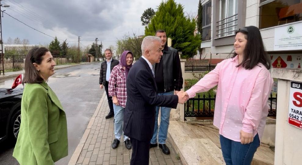 kirklareli-valisi-turan-down-sendromlu-ceydayi-evinde-ziyaret-etti-haberi-qzGEawR7.jpg