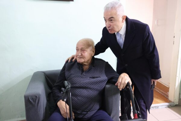 Kırklareli Valisi Turan, huzurevi sakinleri ve devlet korumasındaki çocuklarla bayramlaştı: haberi