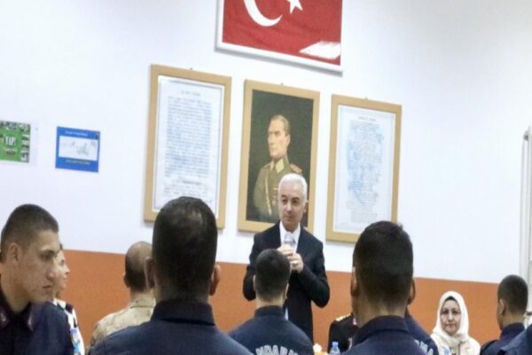 Kırklareli Valisi Turan, jandarma personeliyle iftar yaptı haberi
